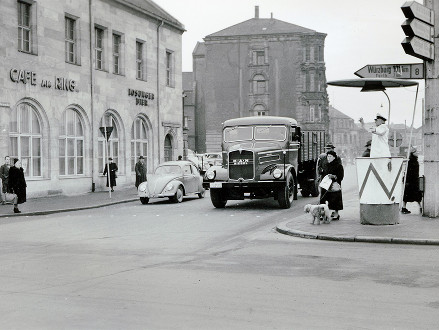 一輛傳奇的曼恩F8短鼻卡車行駛在小鎮(zhèn)街道上
